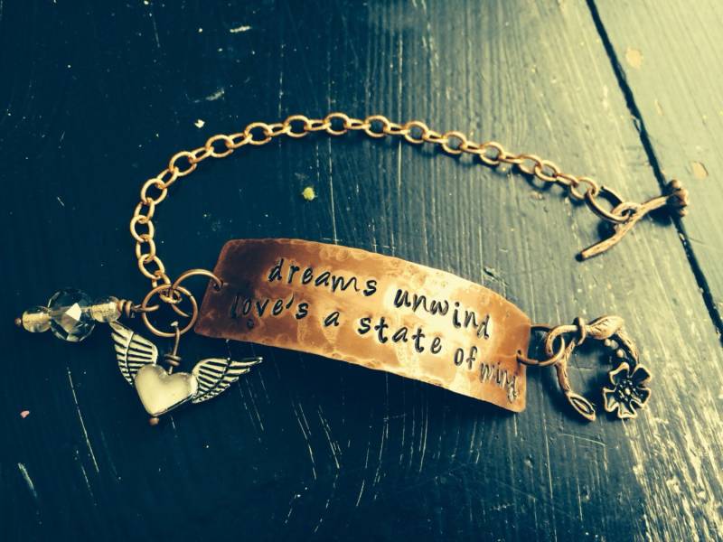 Fleetwood Mac ~ Metall Gestempelt Stevie Nicks Style Gehämmertes Kupfer Armband Träume Unwind Liebt Einen Zustand Rhiannon von CENTiment