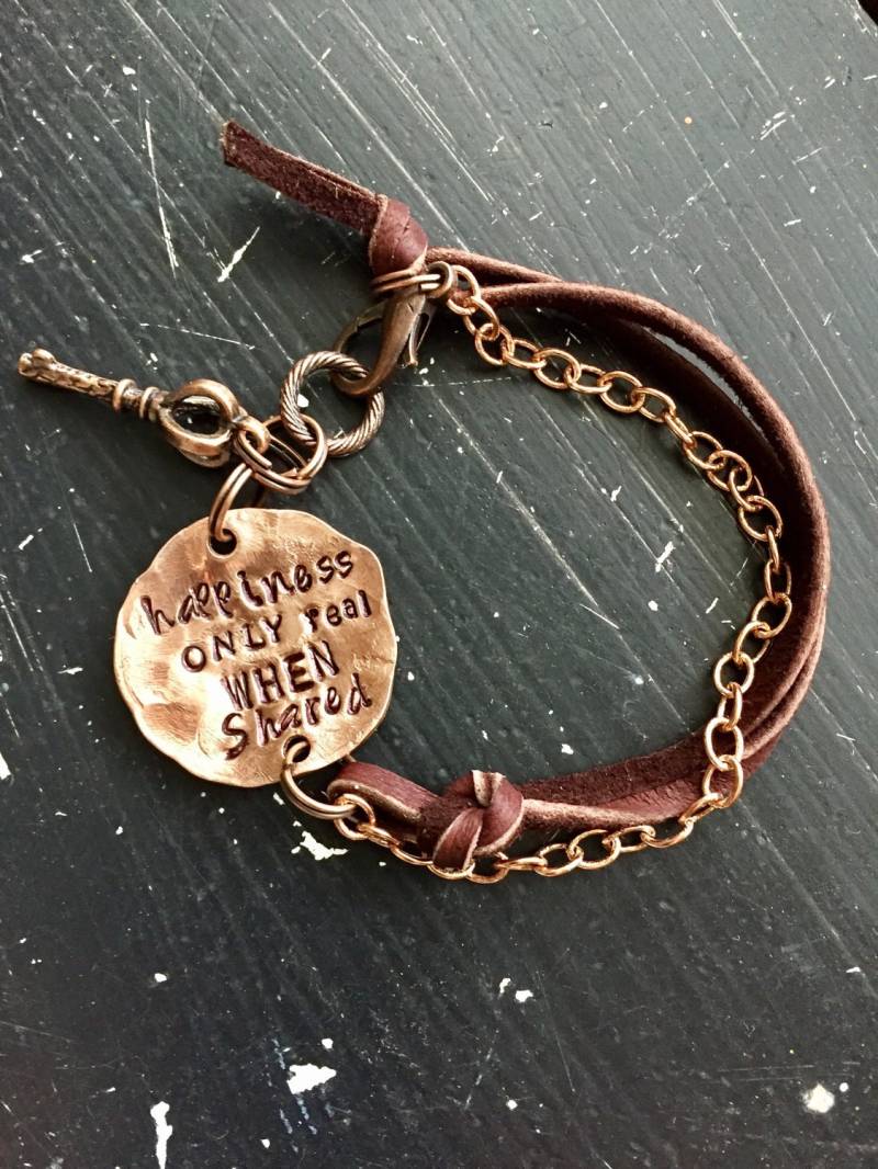 Happiness Only Real When Shared ~ Münzarmband Leder in Die Wildnis Kupferversion Happiness Only Real When Shared ~ Münzarmband Leder in Die Wildnis Kupferversion von CENTiment