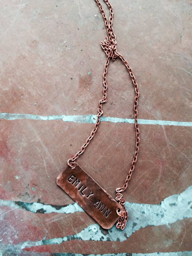 Itty Bitty Kleinen Typenschild Kupfer-Kette Mit Ihrer Wahl Des Wortes Personalisiert von CENTiment