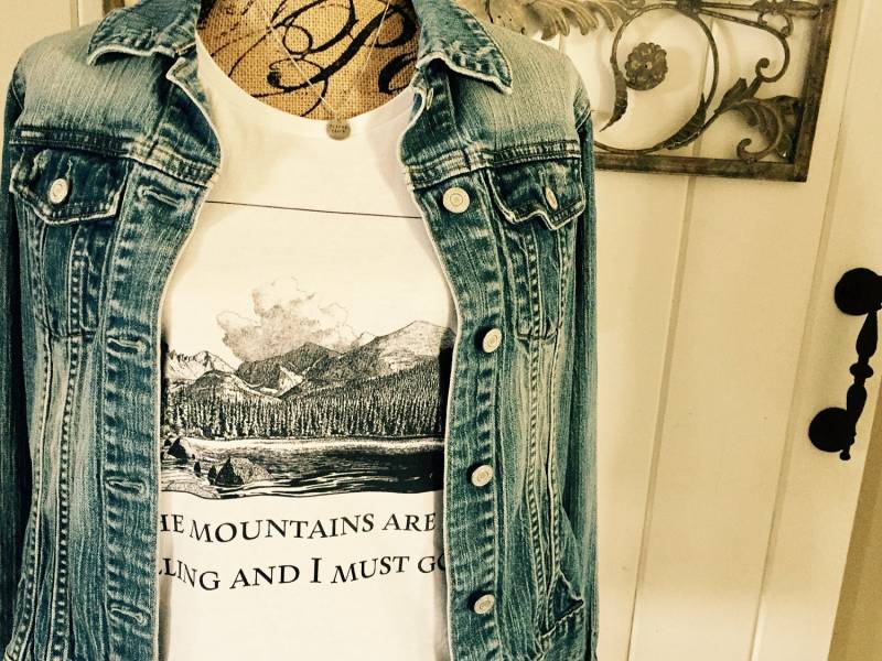 John Muir - Super Weiche 100 % Baumwolle-T-Shirt Die Berge Rufen Und Ich Muss Gehen , Wandern Natur von CENTiment