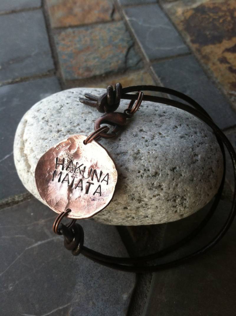 Keine Sorge ~ Armband Oder Halskette Kupfer Penny Hand Gehämmert Metall Gestempelt Hakuna Matata von CENTiment