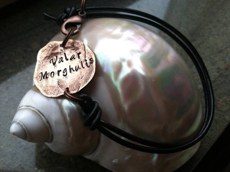 Kupfer Und Thrones Lederarmband ~ Hand Gehämmert Penny Metall Gestempelt Mit Wörter Oder Namen Ihrer Wahl Anpassen Gehen Valar Morghulis von CENTiment