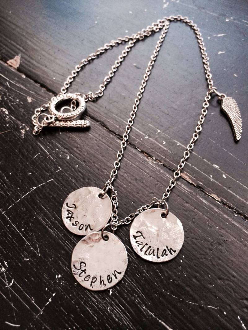 Mütter-Halskette, Die Rustikale Handgehämmertes Wachen Engel Über Meine Kinder Personalisiert von CENTiment