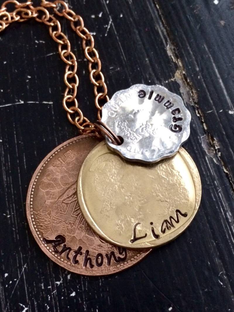 Mütter Oder Oma Tri Metalle Halskette Hand Gestempelt Personalisierte "Schichten Der Liebe" 3 Münzen Mütter Oder Oma Tri Metalle Halskette Hand Gestempelt Personalisierte "Schichten Der Liebe" 3 Münzen von CENTiment