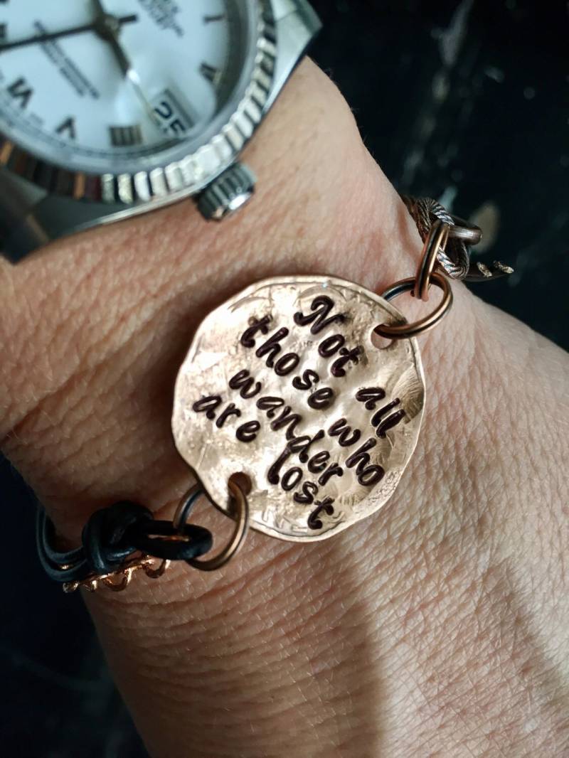 Nicht Alle, Die Wandern, Sind Verloren - Armband Hand Gehämmert Kupfer Penny Leder Und Tolkien von CENTiment