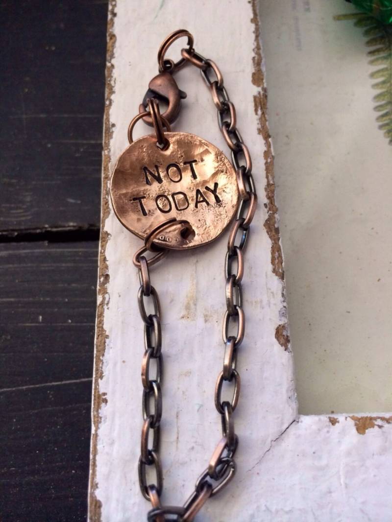 Nicht Heute ~ Handgehämmerter Kupferpfennig Rustikales Thrones-Armband Metall Gestanzt von CENTiment