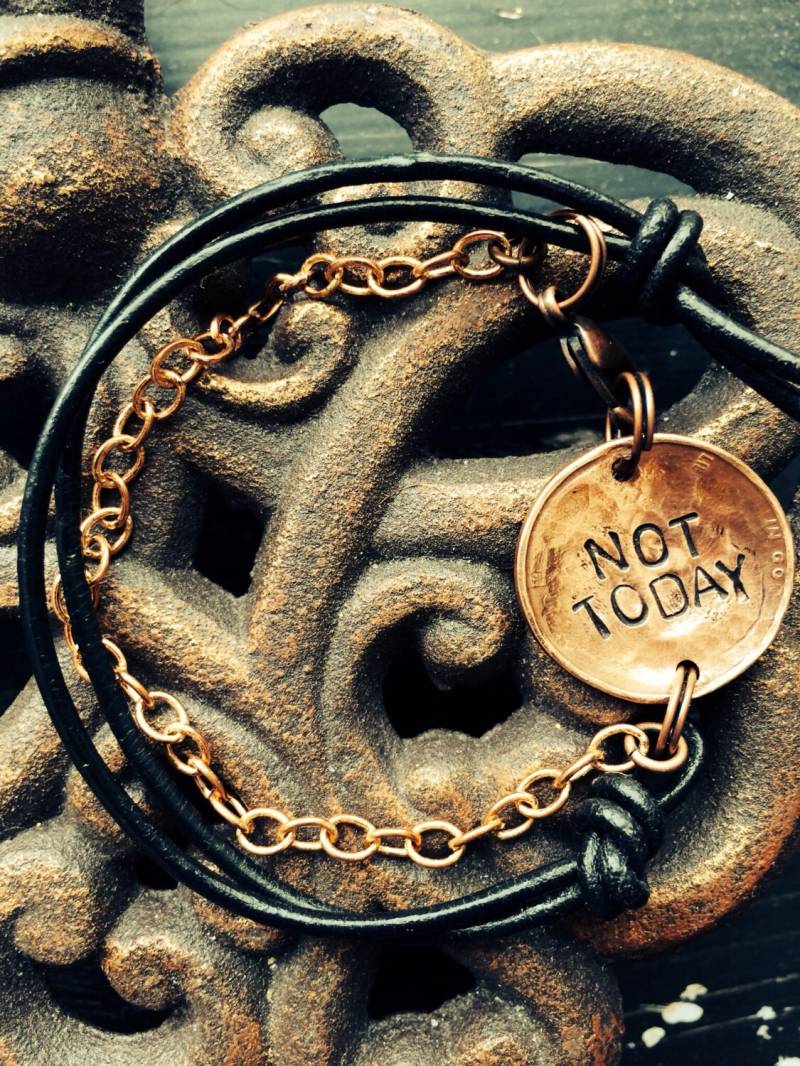 Not Today - Lederarmband Handgehämmerter Kupferpfennig Aus Leder Und Kupfer Im Alten Thrones-stil von CENTiment