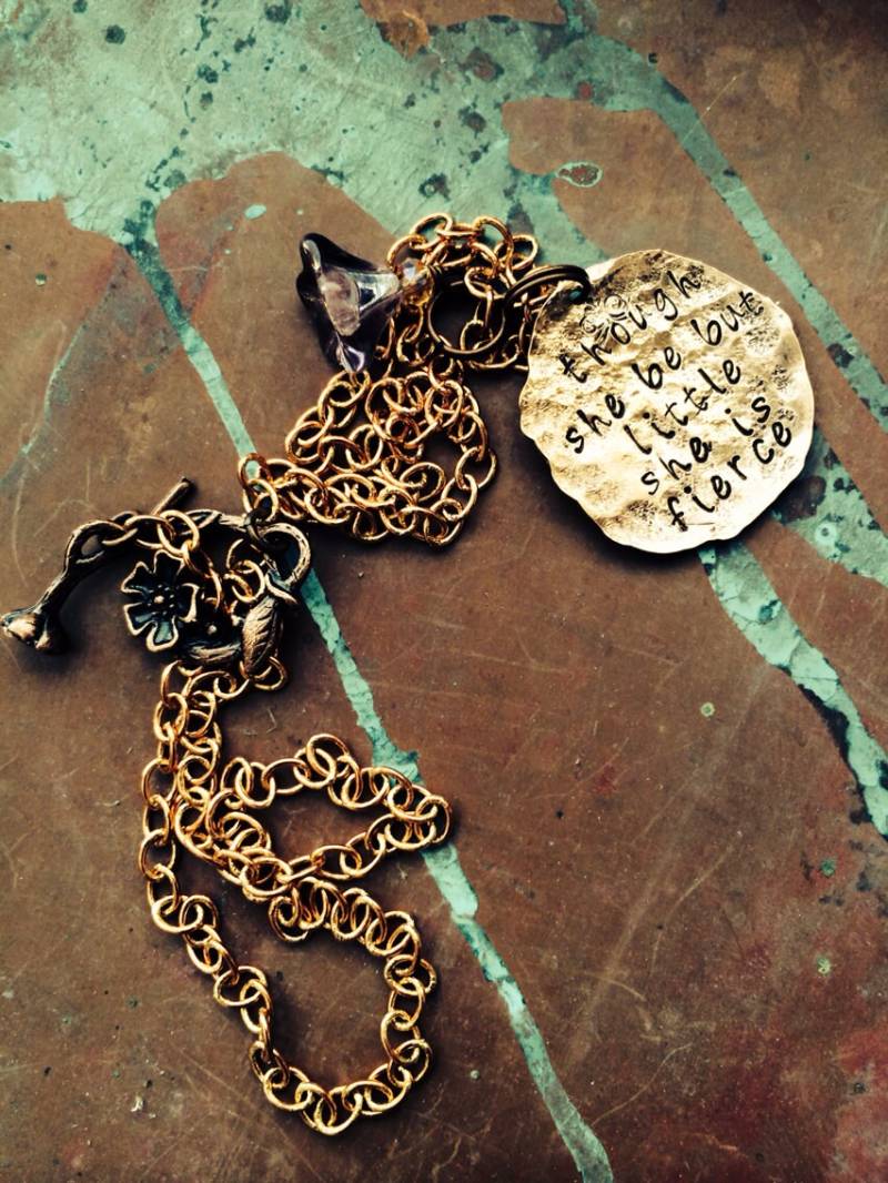 Obwohl Sie Nur Wenig Ist Heftigen Hand Gehämmert Kupfer Münze Rustikalen Chic Halskette Shakespeare von CENTiment