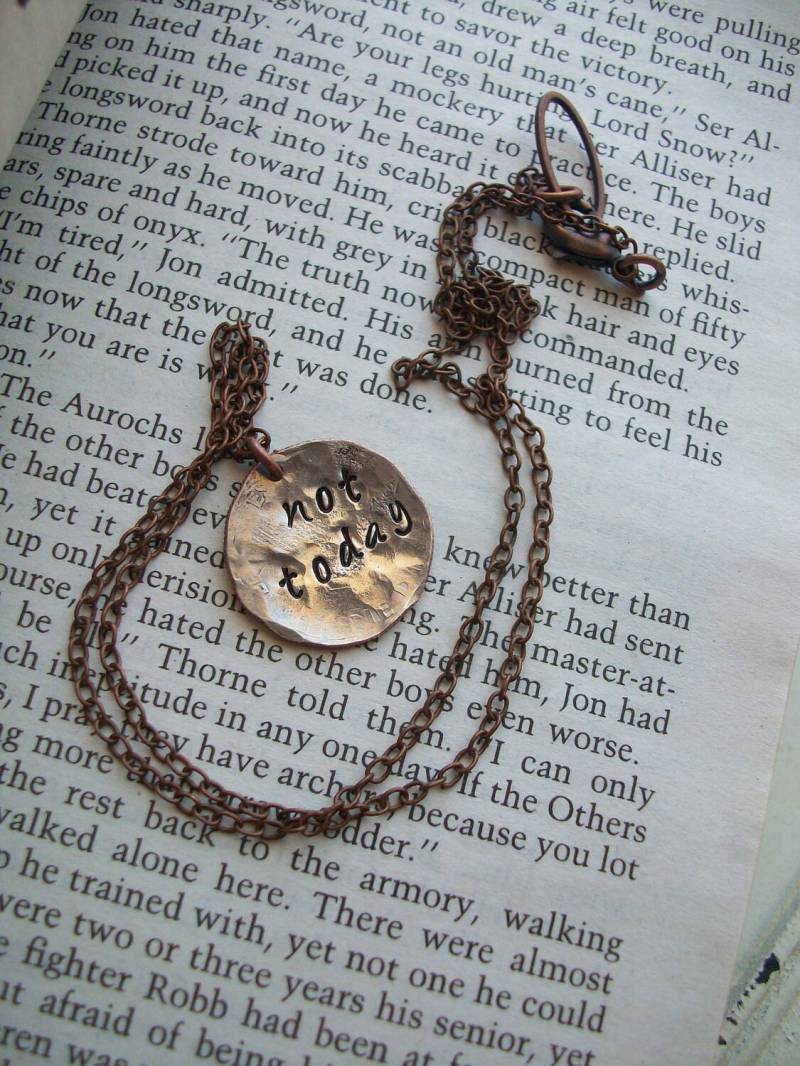 Rustikale Halskette Im Stil Der Alten Throne Welt ~ Handgehämmert Metall Gestanzt Nicht Heute von CENTiment