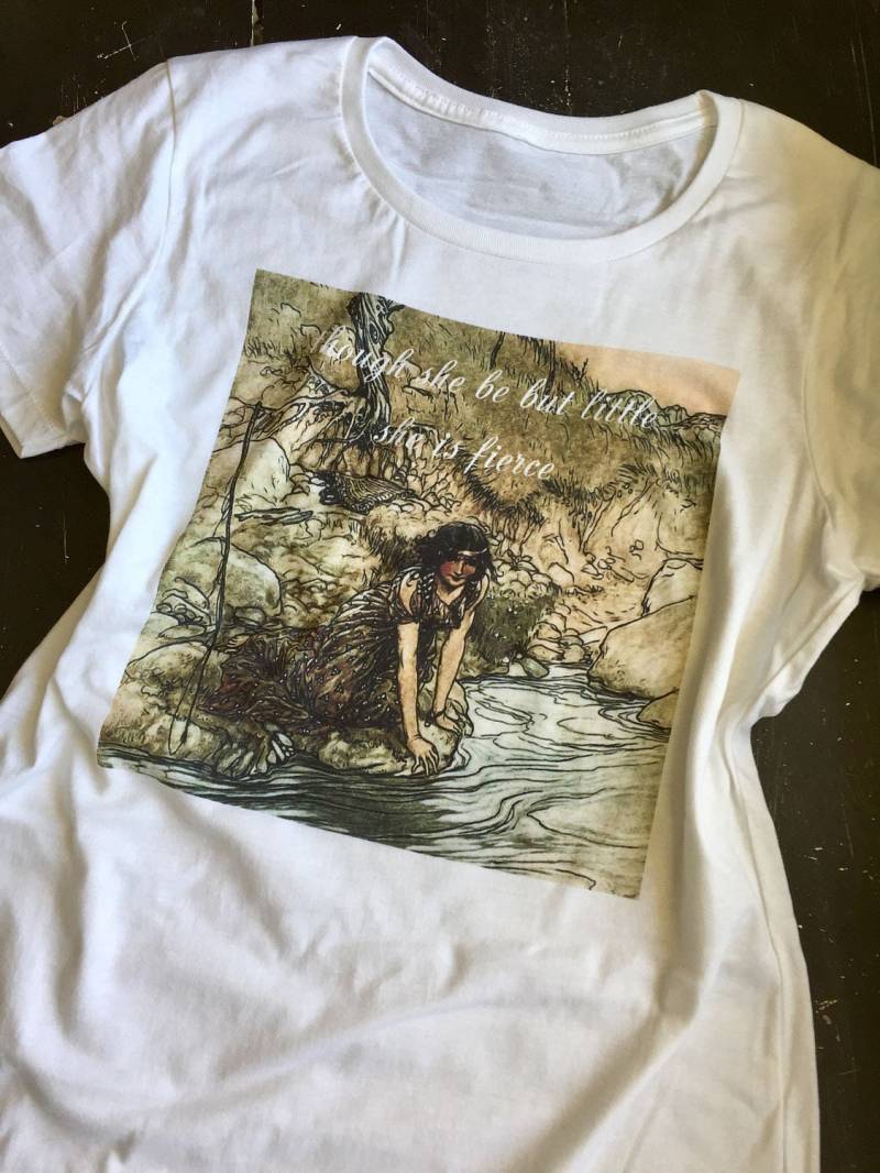 Shakespeare - Super Weiche 100 % Baumwolle-T-Shirt Sie Kann Klein Sein, Aber Ist Heftig von CENTiment