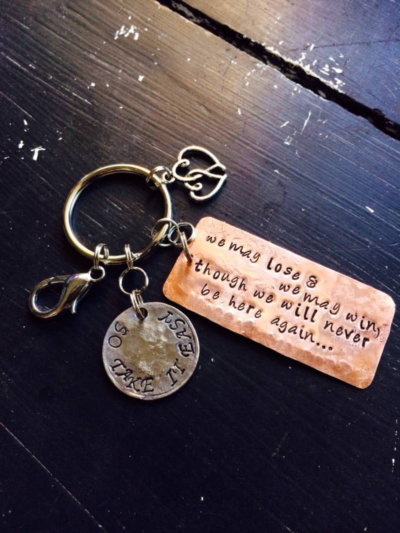 So Nehmen Sie Es Einfach ~ Hand Gehämmert Kupfer Schlüsselanhänger Benutzerdefinierte Personalisierte Wähle Deine Worte von CENTiment