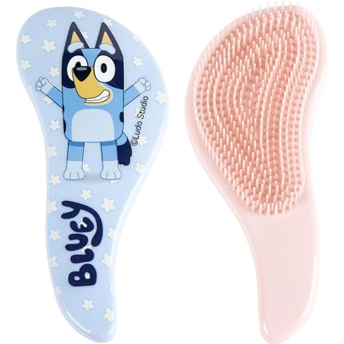 Bluey Kinderentwirrbürste, ergonomisches Design in Pastellblau mit flexiblen Zinken, die Knoten glätten, ohne Ziehen oder Unannehmlichkeiten Bluey Kinderentwirrbürste, ergonomisches Design in Pastellblau mit flexiblen Zinken, die Knoten glätten, ohne Ziehen oder Unannehmlichkeiten von CERDÁ LIFE'S LITTLE MOMENTS