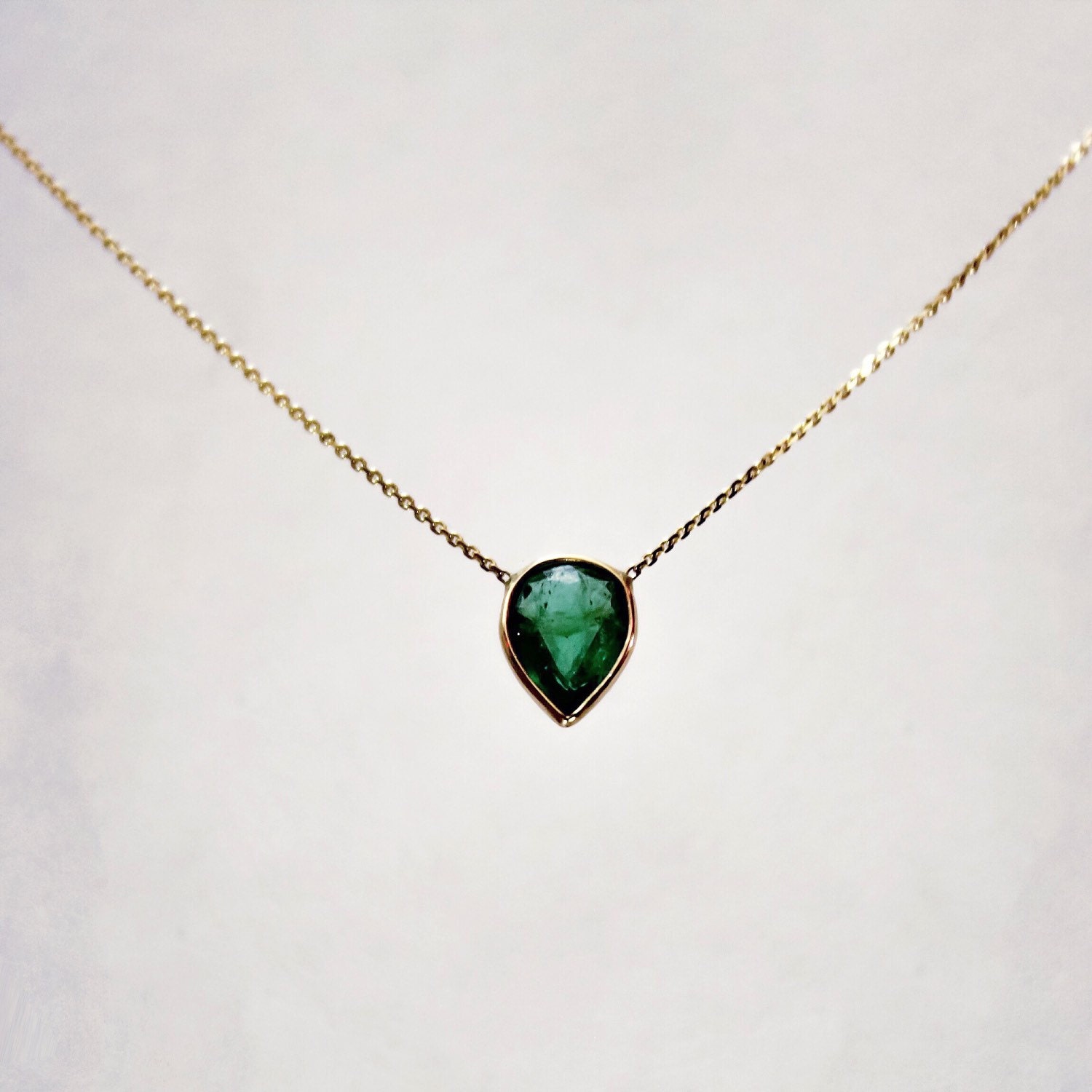 14K Gold Birnenförmige Natürliche Grüne Smaragd Halskette von CESTSLA