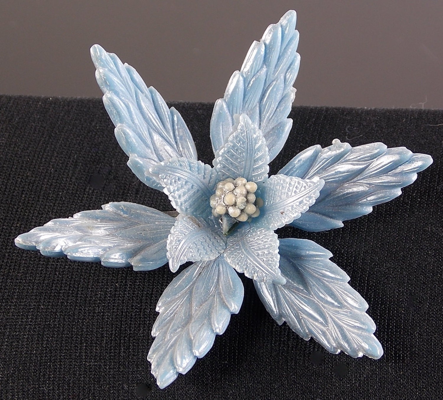 Blaue Zelluloid Brosche Blumenform Hat Eine Perle Wie Silbriges Finish Texturierte Dimensional C-Verschluss Vintage Beauty Blaue Zelluloid Brosche Blumenform Hat Eine Perle Wie Silbriges Finish Texturierte Dimensional C-Verschluss Vintage Beauty von CHAPELGATEROAD