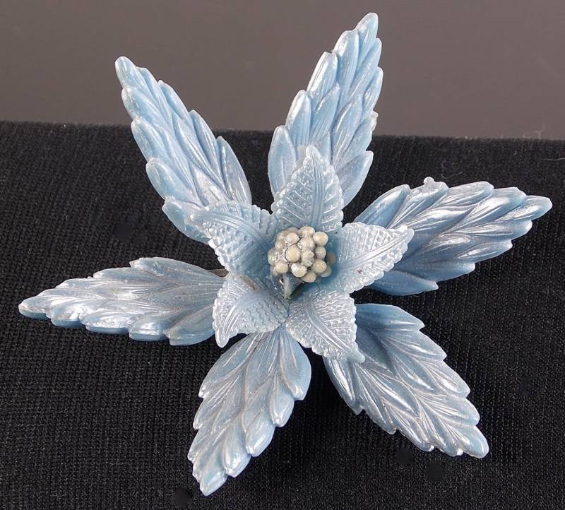 Blaue Zelluloid Brosche Blumenform Hat Eine Perle Wie Silbriges Finish Texturierte Dimensional C-Verschluss Vintage Beauty Blaue Zelluloid Brosche Blumenform Hat Eine Perle Wie Silbriges Finish Texturierte Dimensional C-Verschluss Vintage Beauty von CHAPELGATEROAD
