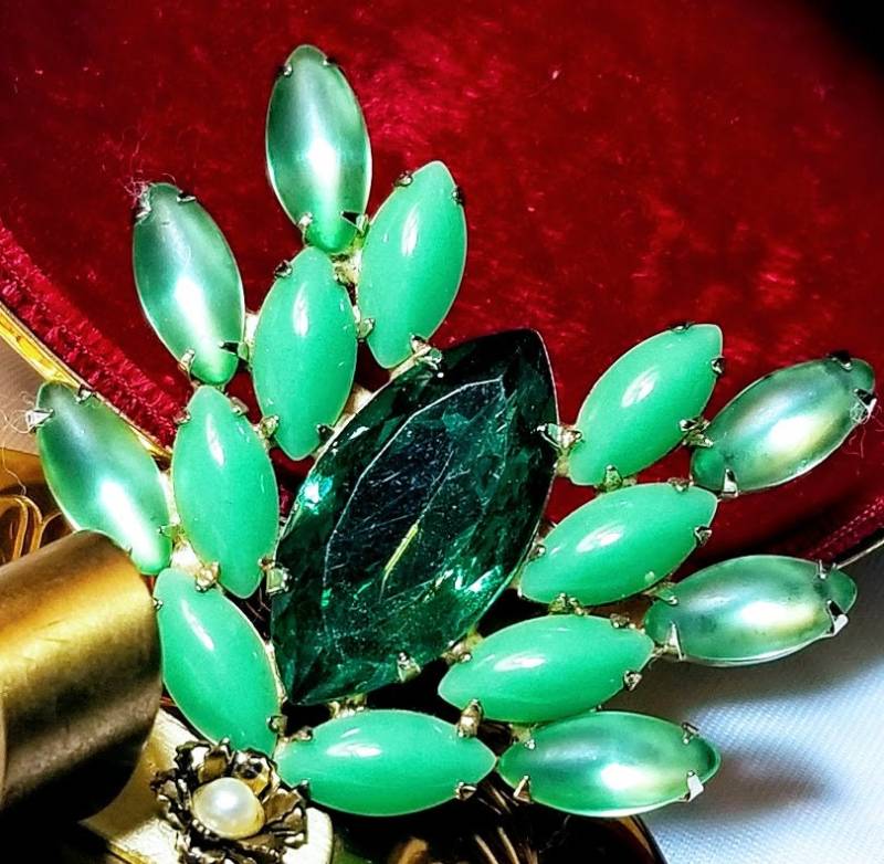 Brosche in Grüntönen Lg Smaragd Mitte Fokal Strassstein Kleinere Marquise An Den Seiten Alle Vintage Gold Ton Metall Gefasst Brosche in Grüntönen Lg Smaragd Mitte Fokal Strassstein Kleinere Marquise An Den Seiten Alle Vintage Gold Ton Metall Gefasst von CHAPELGATEROAD