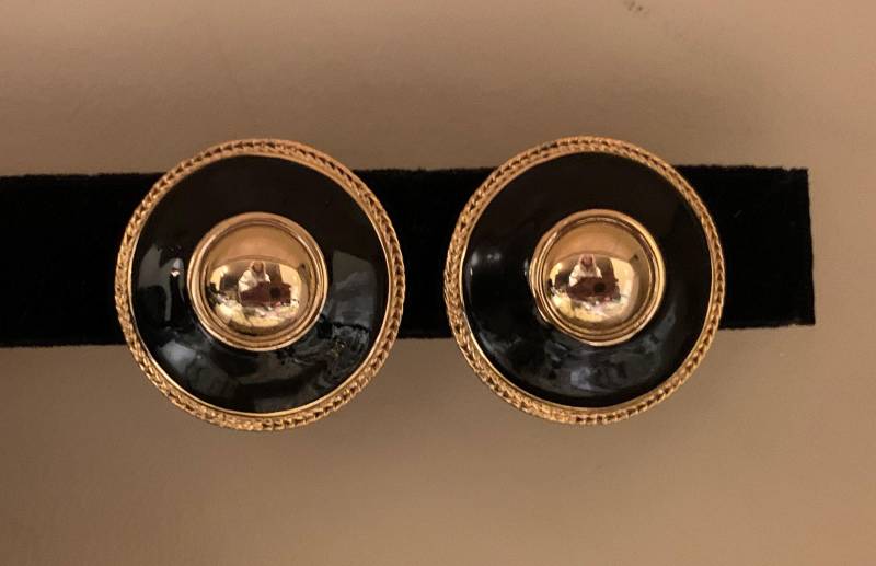 Vintage Schwarze Emaille Und Glänzende Goldfarbene Runde Dimensionale Ohrclips Mit Goldenen Rändern von CHERYLSVINTAGEJEWELS