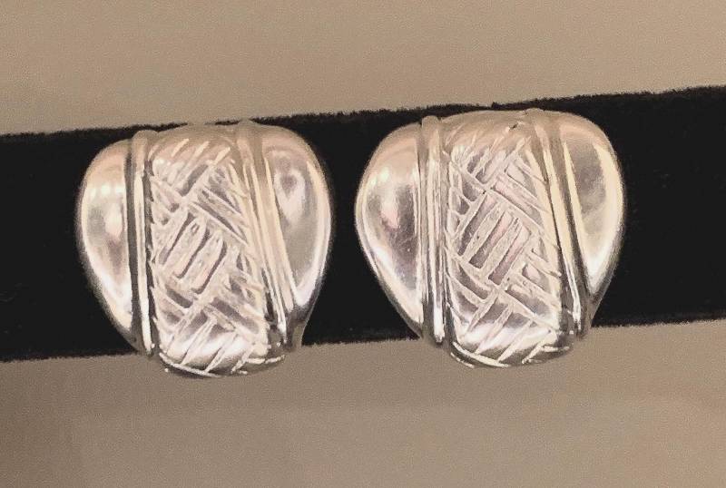 Vintage Signierte Durchbohrte Dimensionale Sterlingsilber 925 Ohrringe Mit Poliertem Und Schönem Strukturiertem Design in Der Mitte von CHERYLSVINTAGEJEWELS