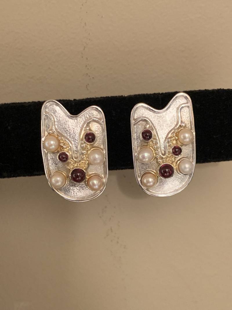 Vintage Sterling Silber 925 Unikat Pierced Handgemachte Ohrringe Mit Kunstperlen Und Amethyst Kristallen von CHERYLSVINTAGEJEWELS