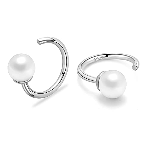 Ball Huggie Hoop Earrings 925 Sterling Silber Creolen Ohrringe Weiß simulierte Muschel Perle Halb Hoop Earring Kleiner Ball Huggie Earring Hug Hoop Earring Huggy Earring für Frauen von CHIC & ARTSY