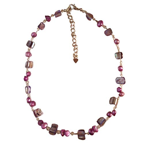 CHICNET Halskette Damen Kette Hals Schmuck aus Schmuckdraht Perlmutt Muschel Splitter Perlen lila violett 42-48 cm verstellbar Karabiner nickelfrei Perlenkette Muschelkette von CHICNET