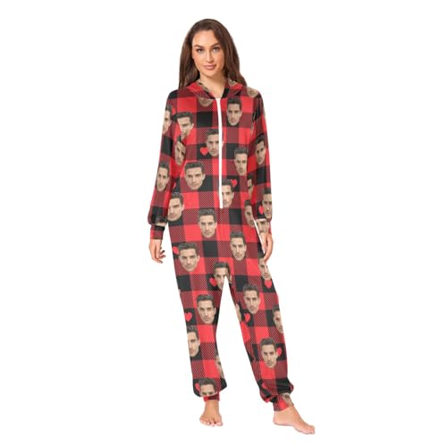 CHIFIGNO Personalisiertes Gesicht Foto Lustiger Erwachsenen-Einteiler Pyjama Individuelle Nachtwäsche Reißverschluss Kapuze Jumpsuit Einteiler Urlaubskostüm, Karomuster mit roten Herzen, M von CHIFIGNO