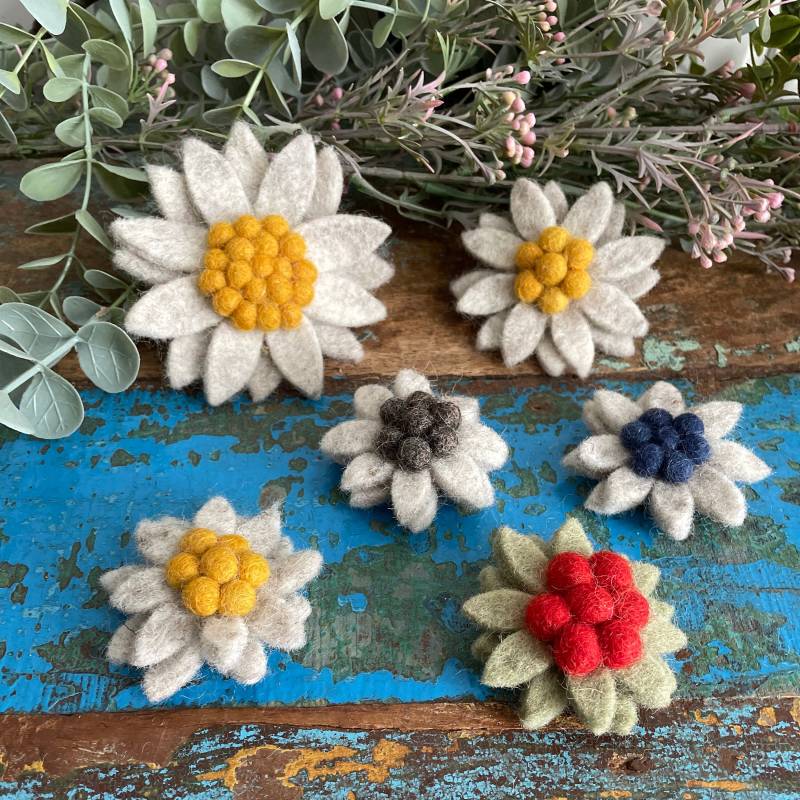 Edelweiß, Blumenbrosche, Gefilzte Blume, Brosche, Anstecker, Rosenbrosche, Filzschmuck, Verschiedene Farben von CHIKOHandwerk