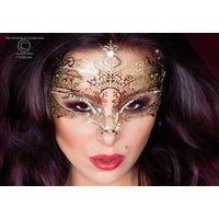 Glänzende goldene Maske aus edlem Messing mit funkelnden Kristallen verstellbar durch Satinbänder elegante Maskerade für besondere Anlässe von CHILIROSE