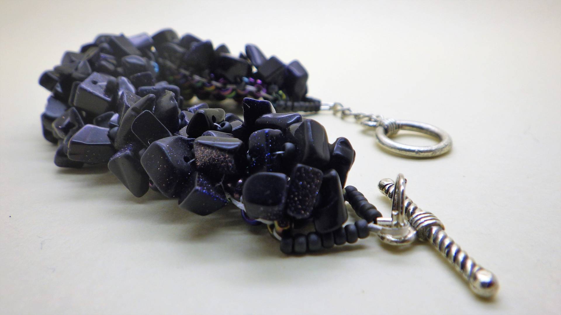 Handgefädeltes Blaufluss-Armband, 19cm Lang, 2, 5cm Breit von CHRIDO