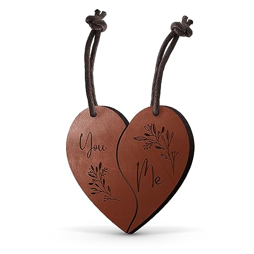 CHRISCK design Echtes Leder 2 Schlüsselanhänger mit Gravur Herzhälften Geschenkidee zum Jahrestag für Freund Freundin - Gravur Geschenk Pärchen Paar - Kleinigkeit Geburtstag von CHRISCK design
