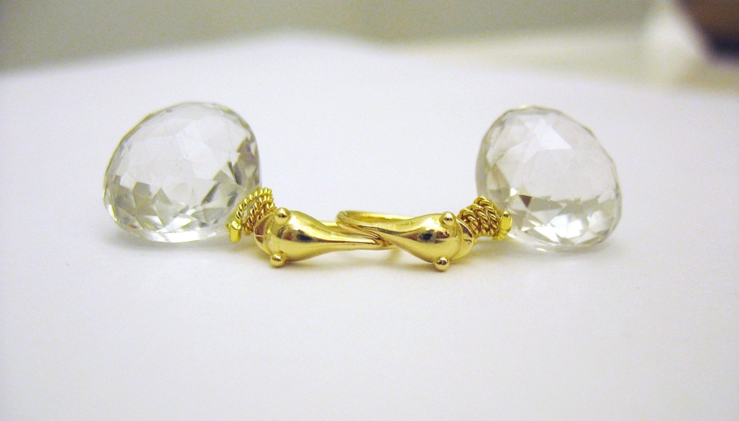 14Kt Und Weiße Topas-Delfin-Ohrringe 14Kt Und Weiße Topas-Delfin-Ohrringe von CHenry