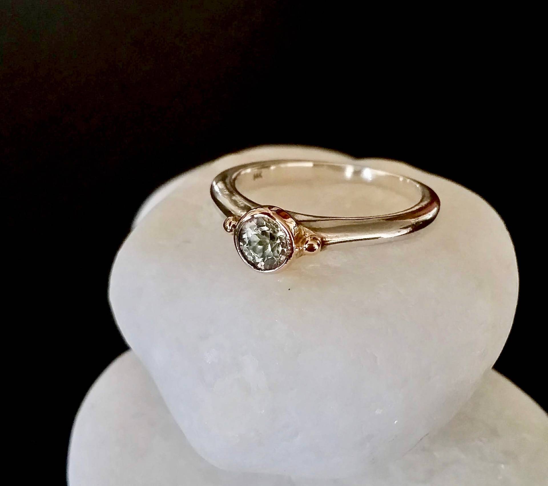 Weißer Saphir Solitär Ring, 14K Und Sterling Silber. Größe 6 Weißer Saphir Solitär Ring, 14K Und Sterling Silber. Größe 6 von CHenry
