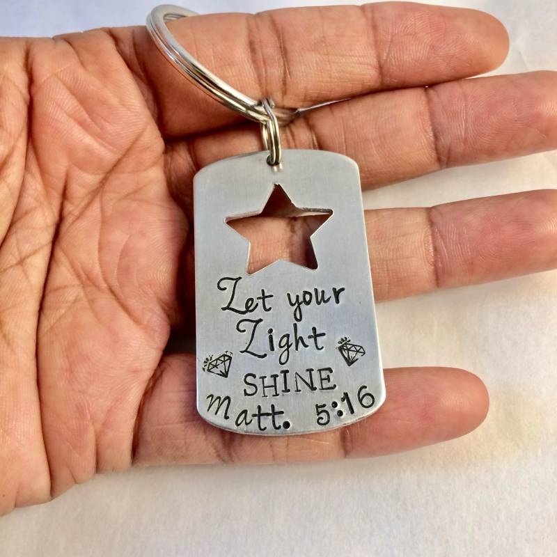Lassen Sie Ihr Licht Glanz Schrift Hand Gestempelt Schlüsselanhänger Lassen Sie Ihr Licht Glanz Schrift Hand Gestempelt Schlüsselanhänger von CICinspireme