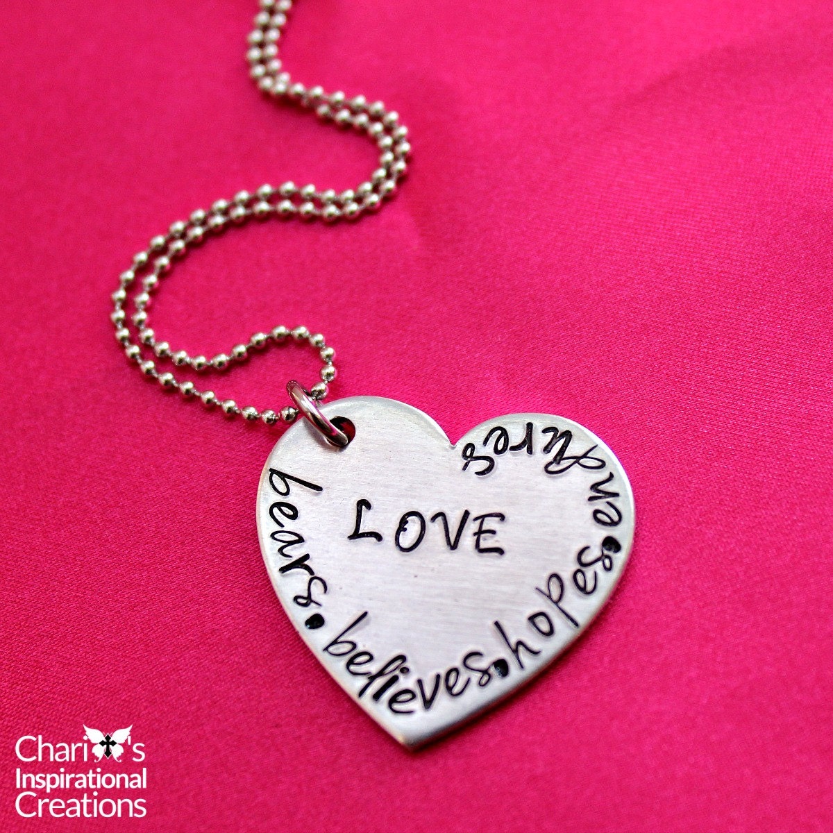 Liebe Trägt Alle Dinge Hand Gestempelt Schrift Halskette Liebe Trägt Alle Dinge Hand Gestempelt Schrift Halskette von CICinspireme