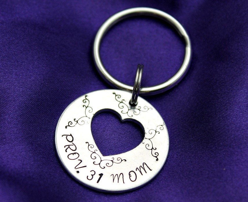 Prov 31 Mama Herz Ausgeschnitten Schrift Hand Gestempelt Schlüsselanhänger - Muttertagsgeschenk Prov 31 Mama Herz Ausgeschnitten Schrift Hand Gestempelt Schlüsselanhänger - Muttertagsgeschenk von CICinspireme