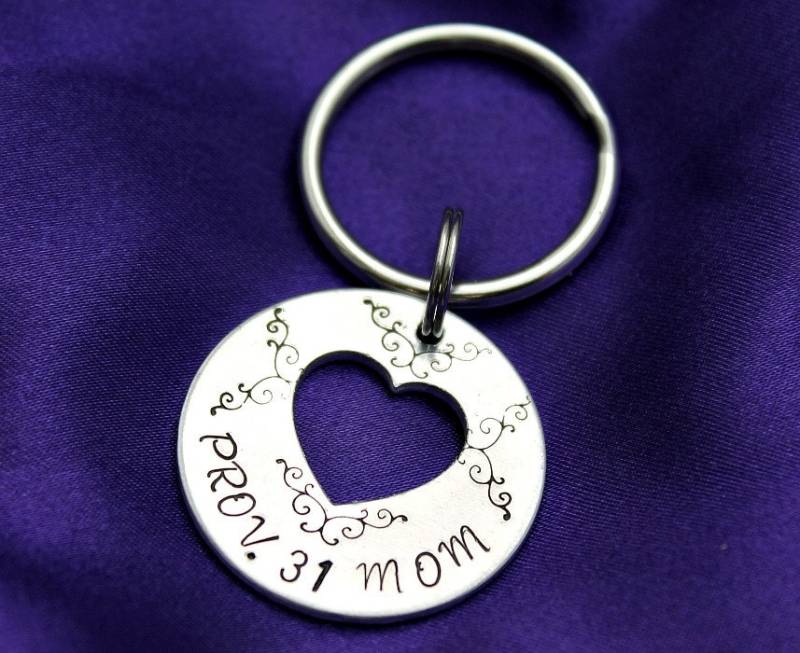 Prov 31 Mama Herz Ausgeschnitten Schrift Hand Gestempelt Schlüsselanhänger - Muttertagsgeschenk Prov 31 Mama Herz Ausgeschnitten Schrift Hand Gestempelt Schlüsselanhänger - Muttertagsgeschenk von CICinspireme