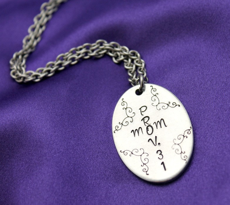 Sprüche 31 Mom Bibel Vers Hand Gestempelt Oval Halskette Sprüche 31 Mom Bibel Vers Hand Gestempelt Oval Halskette von CICinspireme