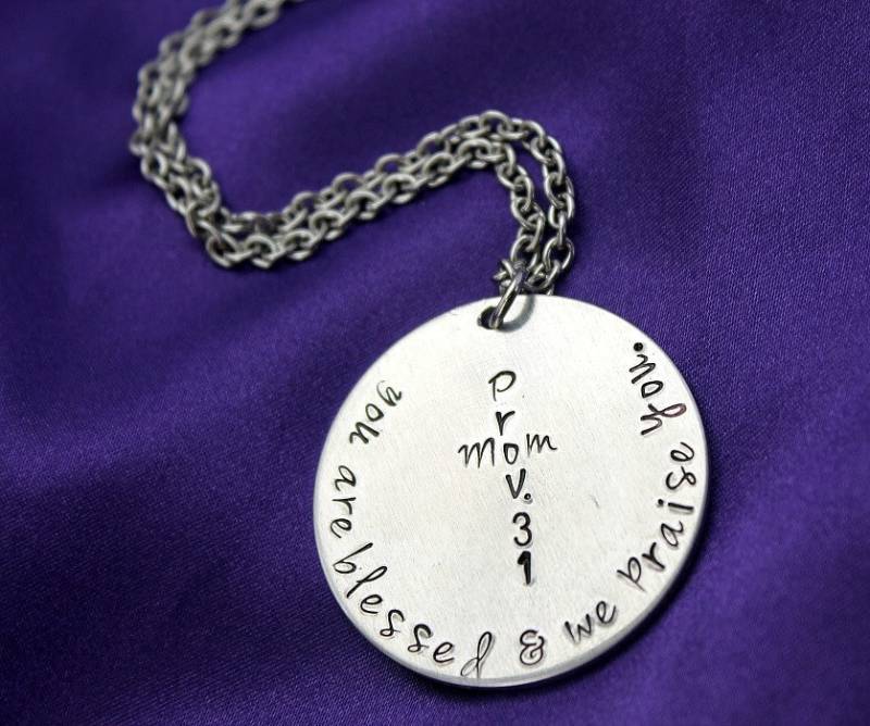 Sprüche 31 Mom Schrift Übergeben Gestempelten Halskette Sprüche 31 Mom Schrift Übergeben Gestempelten Halskette von CICinspireme