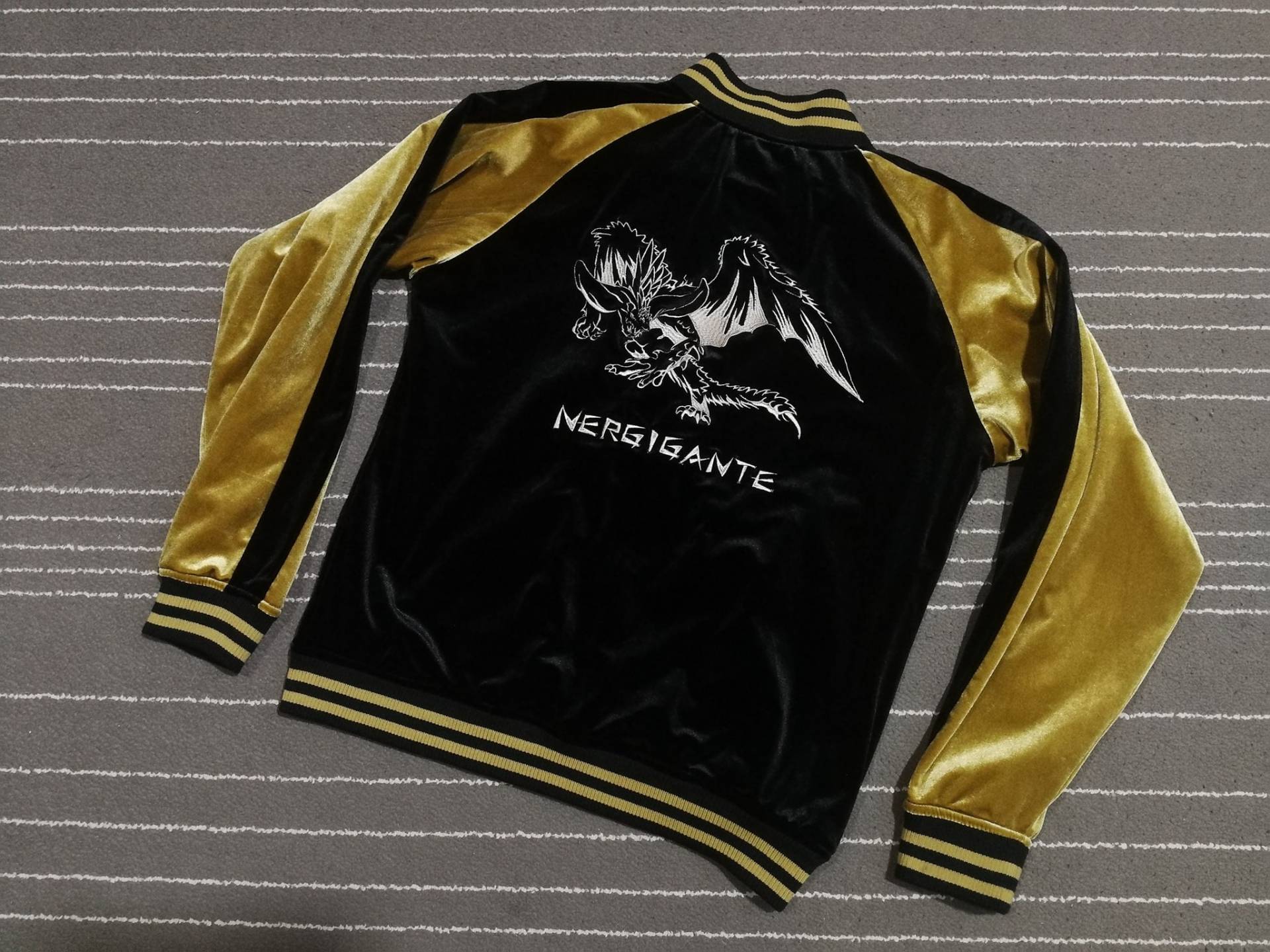 Monster Hunter World X Capcom Sukajan Jacke L Monster Hunter World X Capcom Sukajan Jacke L von CIKGUIZUANSTOREMY