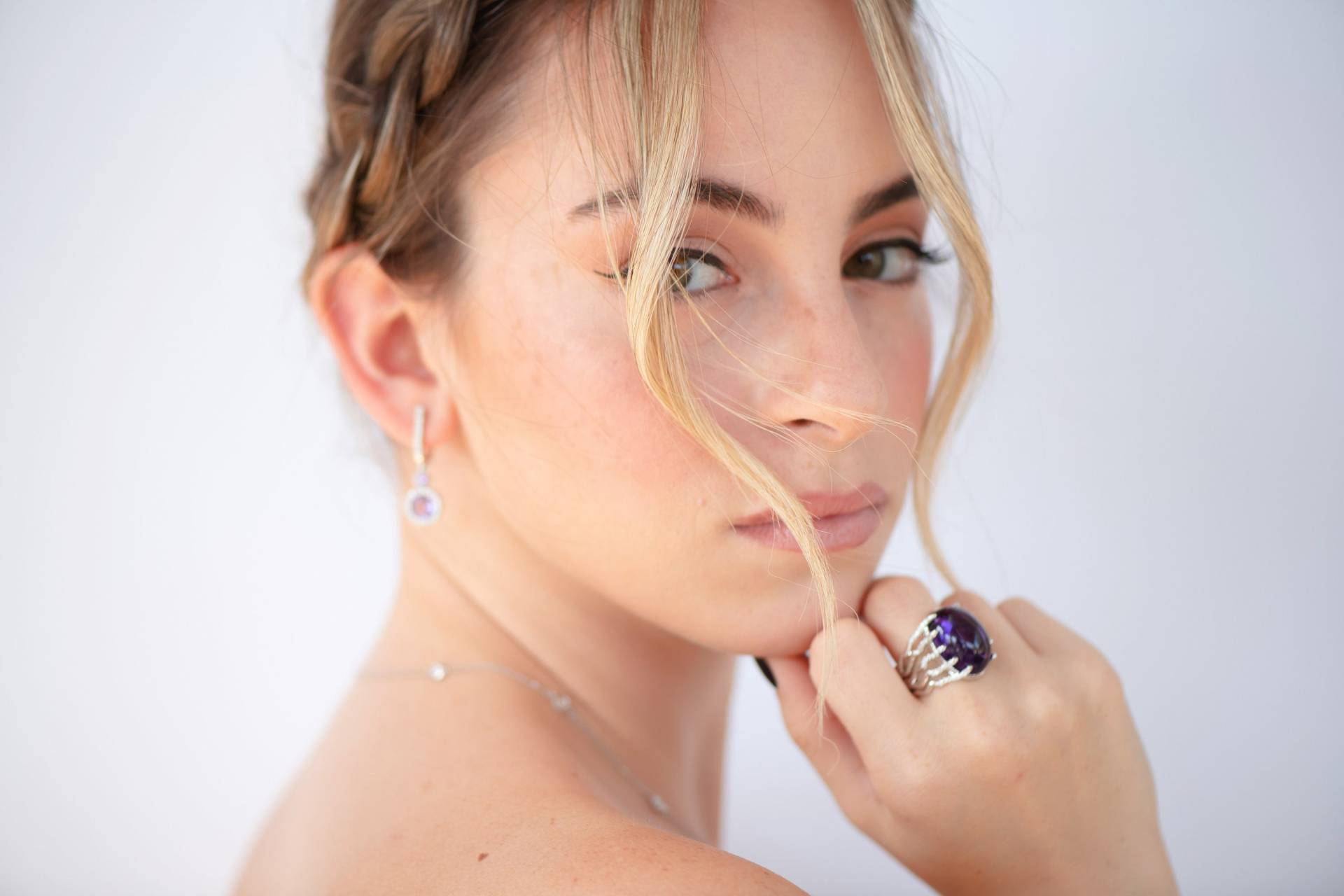 Ovaler Cab-statement-Ring Mit Amethyst Und Diamant von CJDiamondJewelry