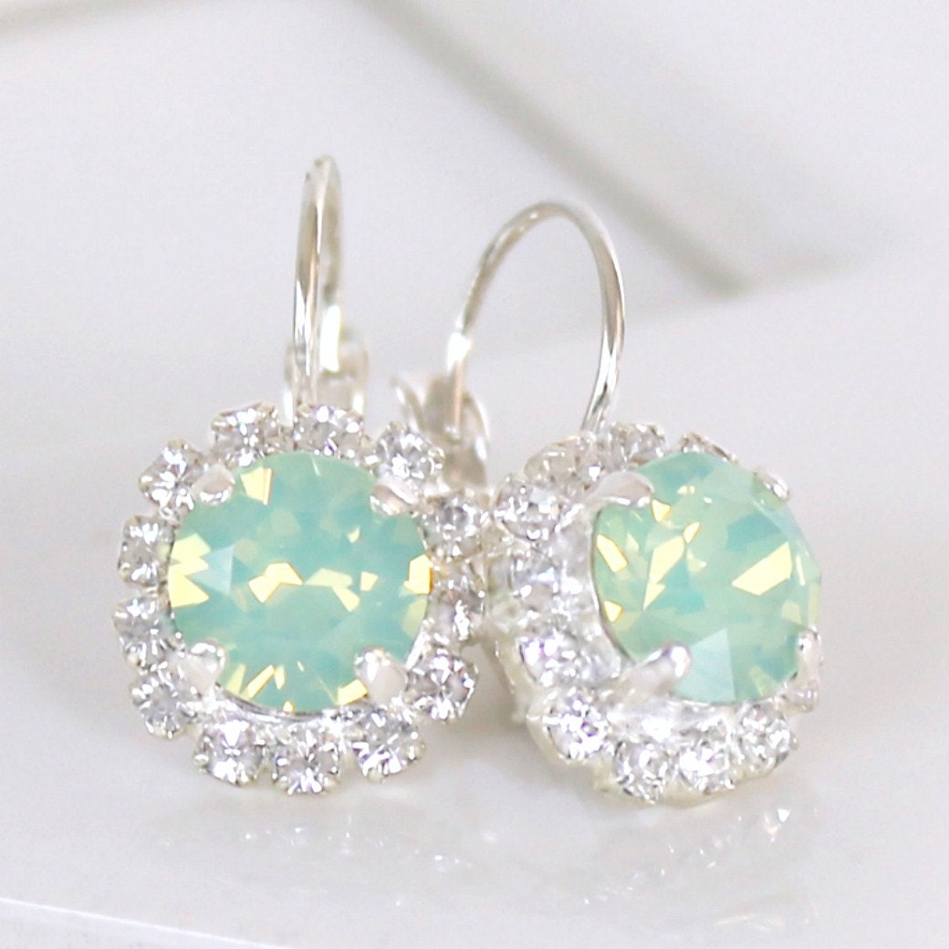 Blassgrüne Opal Halo Baumeln Ohrringe, Kristall Tropfen Hellgrüne Ohrhänger, Glitzernde Silber Ohrringe von CJRoseBoutique