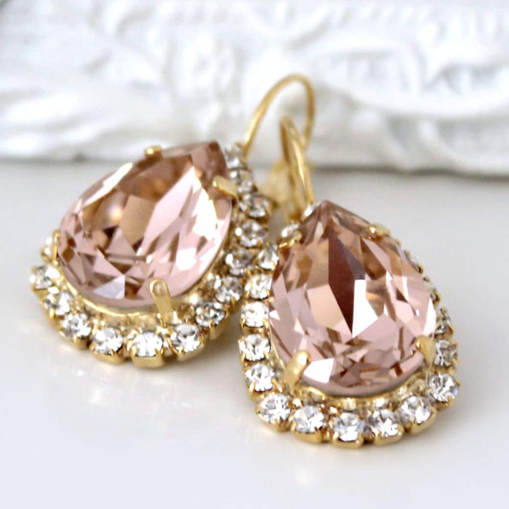 Blush Teardrops Eingerahmt Mit Halo-Kristallen An Gold Lever Back Ohrringe von CJRoseBoutique