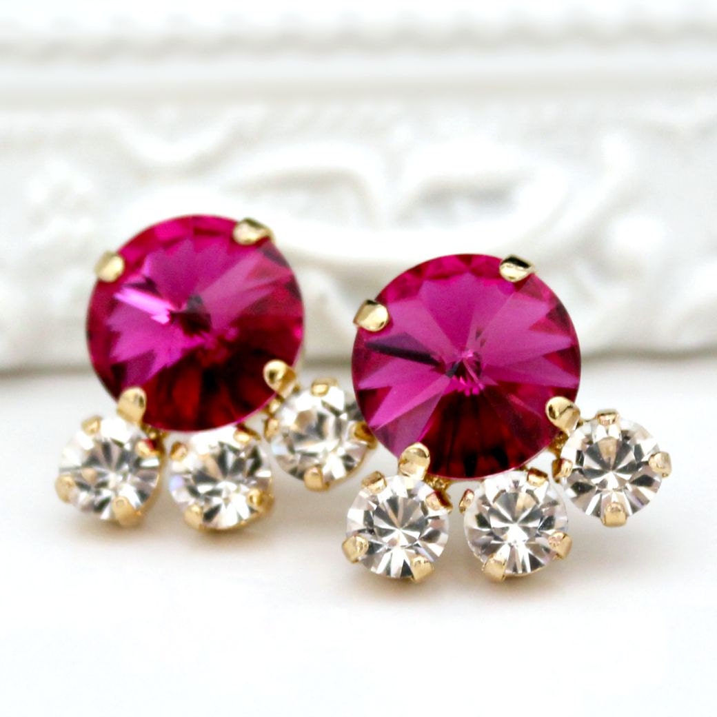 Fuchsia Rivoli Kristalle Mit Drei Klaren Kristallen in Gold Auf Ohrstecker Gefasst von CJRoseBoutique