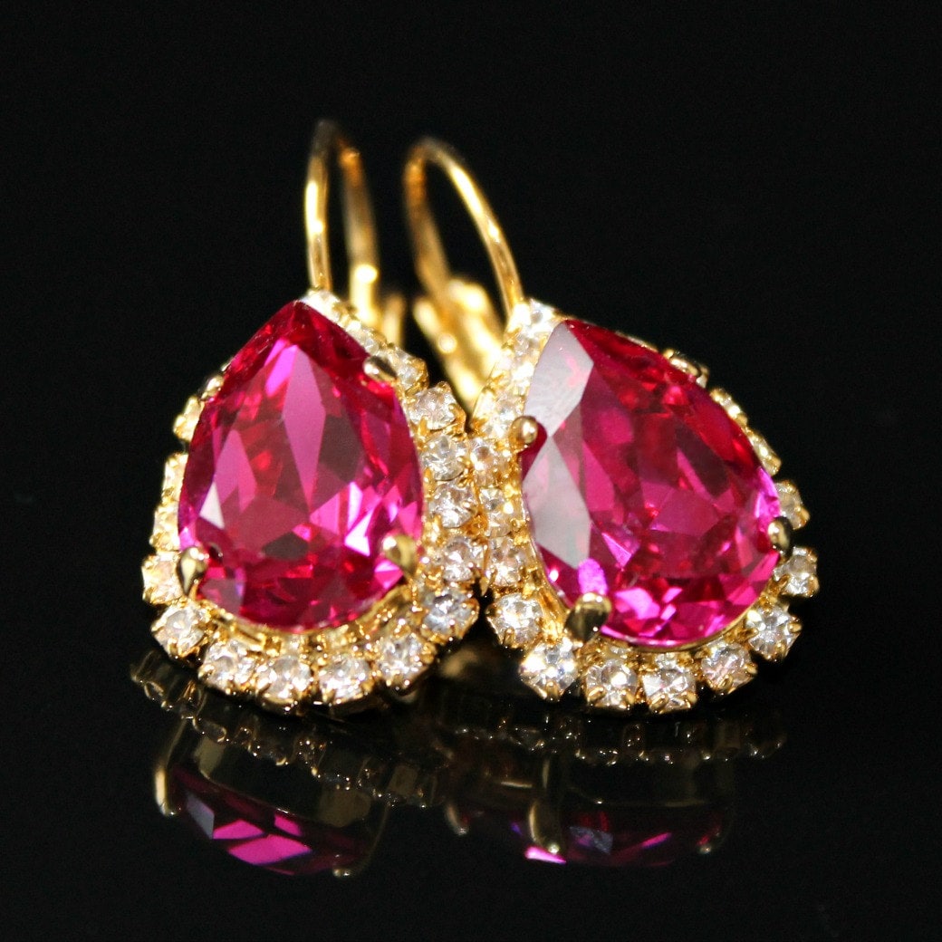Fuchsia Teardrop Kristalle Eingerahmt Mit Klaren Halo Kristallen An Gold Leverback Ohrringe, Pink Crystal Baumeln Elegante Ohrringe von CJRoseBoutique