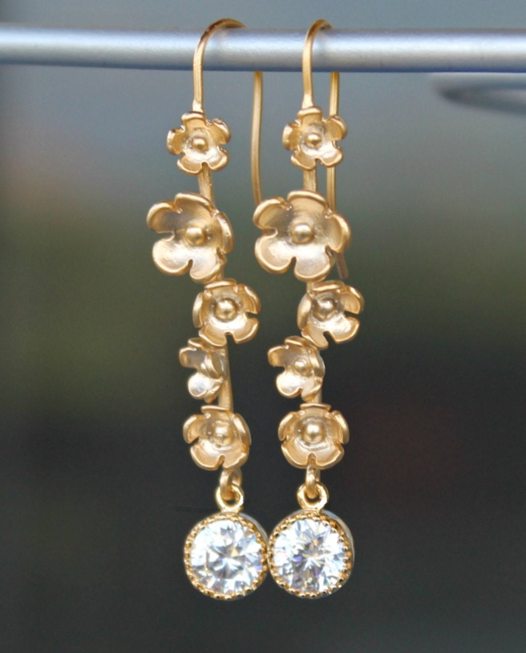 Gold Blumen Tropfen Ohrringe, Cz Fünf Auf Einer Rebe Matt Mit Funkelnden Zirkonia Ohrringe von CJRoseBoutique