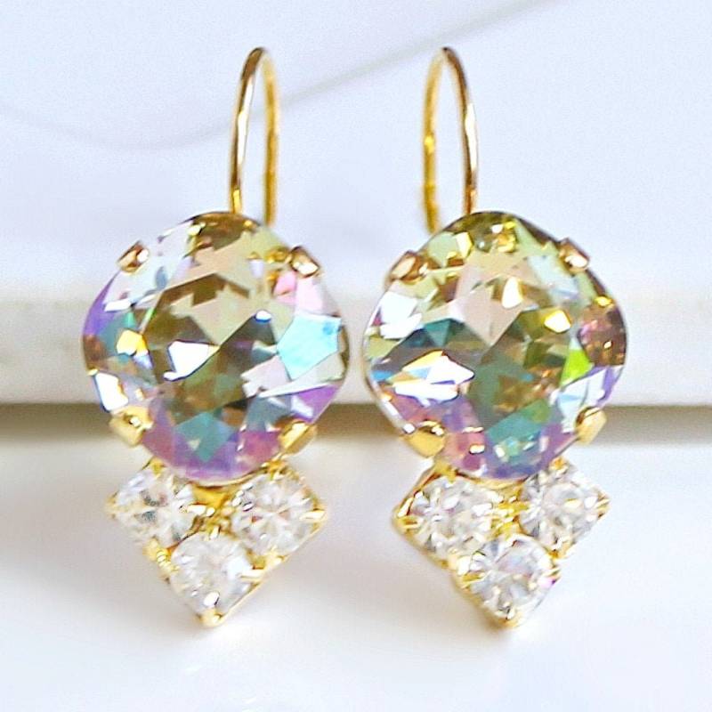 Leuchtende Grüne Kristalle Mit Drei Brillanten Klaren Kristallen An Goldenen Brisuren von CJRoseBoutique