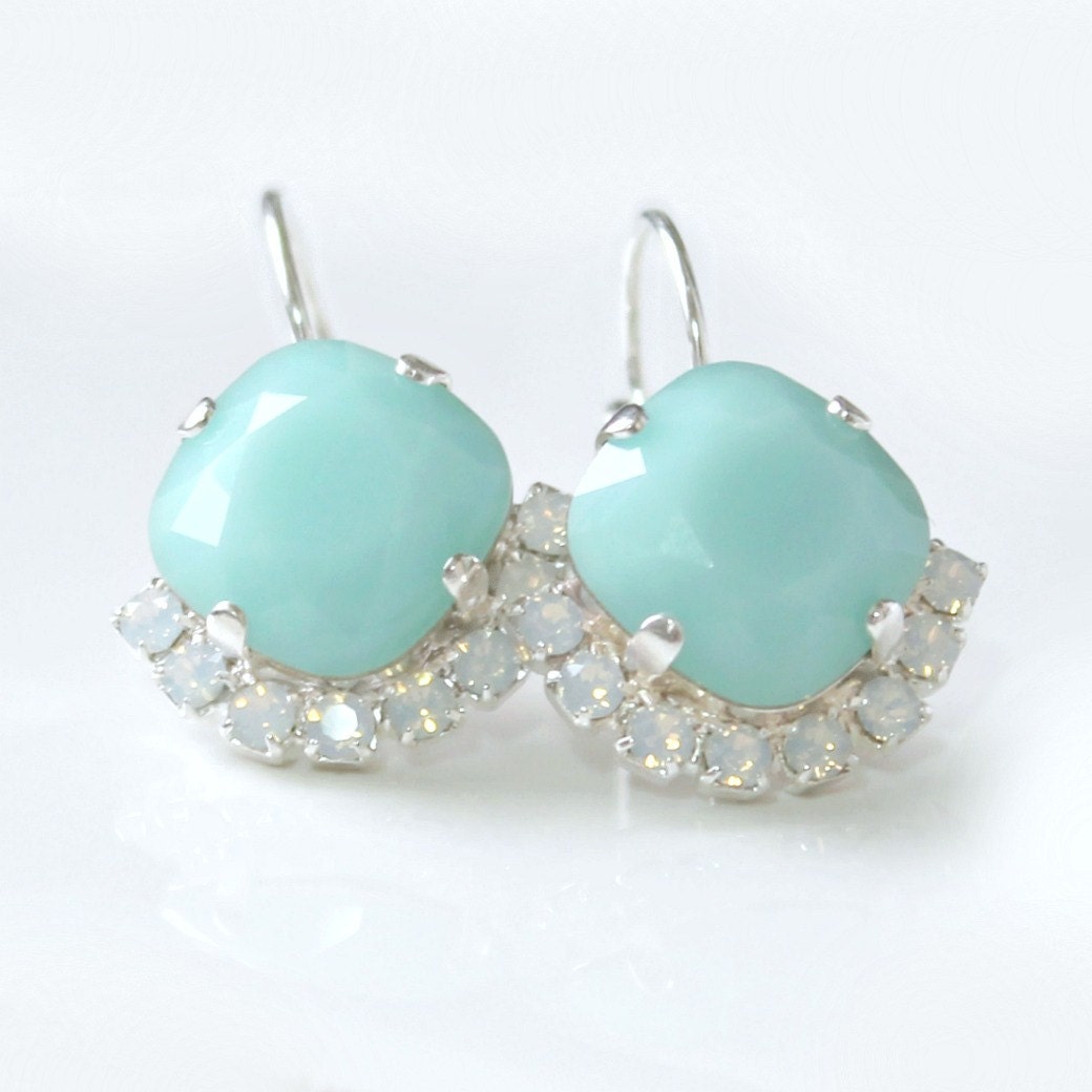 Opake Hellgrüne Kristall Ohrringe, Alabaster Grüne Halbe Halo Silber Ohrhänger von CJRoseBoutique