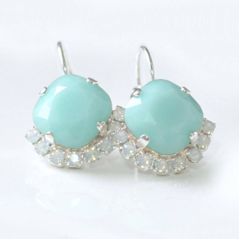 Opake Hellgrüne Kristall Ohrringe, Alabaster Grüne Halbe Halo Silber Ohrhänger von CJRoseBoutique