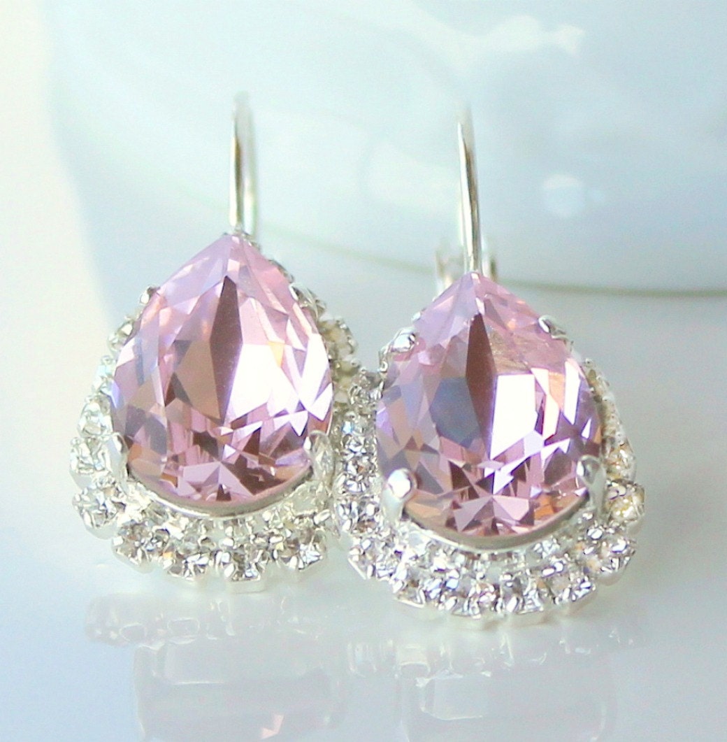 Rosa Rosaline Teardrop-Kristalle Eingerahmt Mit Pave-Kristallen An Silbernen Brisur-Ohrringen von CJRoseBoutique