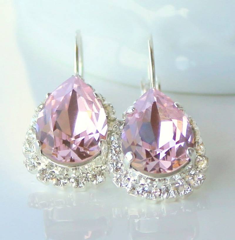 Rosa Rosaline Teardrop-Kristalle Eingerahmt Mit Pave-Kristallen An Silbernen Brisur-Ohrringen von CJRoseBoutique